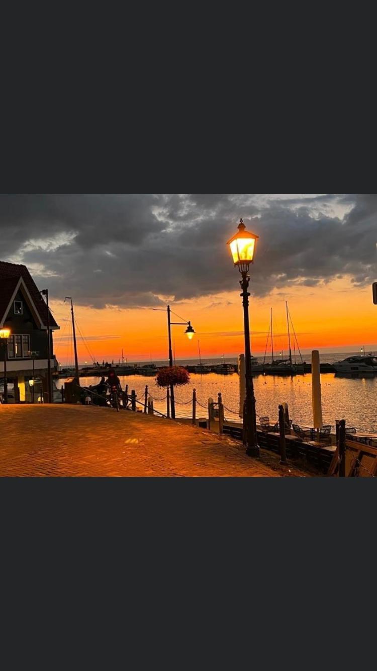 B&B Casandra Volendam Bagian luar foto